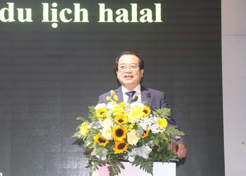 Phó Cục trưởng Cục du lịch Quốc gia Việt Nam (Bộ VHTTDL) Hà Văn Siêu trình bày tham luận tại Hội nghị