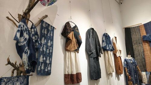 2 bạn trẻ Lê Thị Uyên Trinh và Nguyễn Thị Đông Nhi mang đến triển lãm nét mới lạ và độc đáo bằng việc giới thiệu đến công chúng những bộ trang phục được làm từ các chất liệu hoàn toàn tự nhiên của người H'Mông