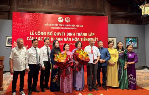 Các thành viên trong Ban Chủ nhiệm Câu lạc bộ Di sản Văn hóa Tiếng Việt nhận hoa chúc mừng