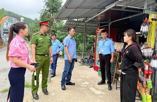 Tổ công tác vận động người dân chỉnh trang cảnh quan, giữ mĩ quan đô thị và hành lang an toàn giao thông