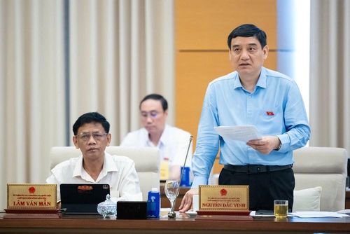 Chủ nhiệm Ủy ban Văn hóa và Xã hội của Quốc hội Nguyễn Đắc Vinh trình bày báo cáo thẩm tra