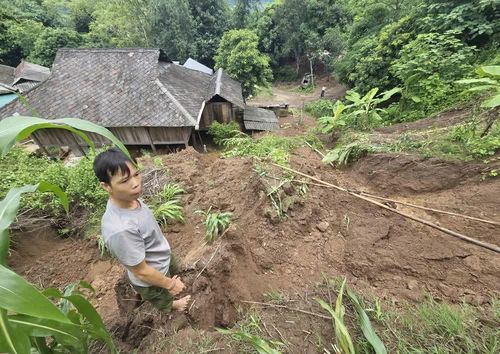 Những đồi đất cao sạt lở xuống nhà dân tại bản Nậm Mạ, xã Nậm Mạ. Ảnh: Nguyễn Oanh-TTXVN
