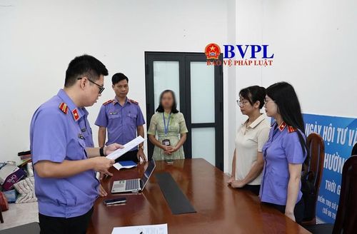 Cơ quan điều tra VKSND tối cao tống đạt các quyết định tố tụng đối với bị can Lê Thị Hồng Nhung. Ảnh Báo Bảo vệ Pháp luật