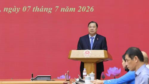 Phó Thủ tướng Thường trực Phạm Gia Túc chúc mừng việc thành lập cơ quan Đảng ủy Chính phủ và kiện toàn đội ngũ lãnh đạo cơ quan. (Ảnh: VGP/Phương Nguyên)