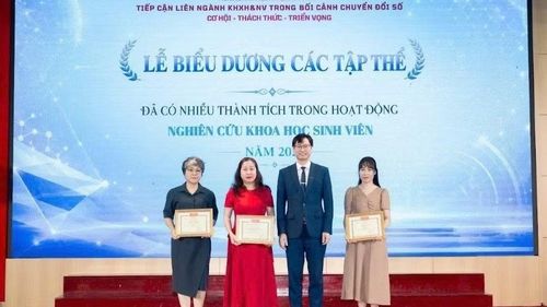 Hình ảnh tại lễ khen thưởng các tập thể có thành tích xuất sắc trong phong trào nghiên cứu khoa học của Trường đại học Khoa học Xã hội và Nhân văn (Đại học Quốc gia Hà Nội).