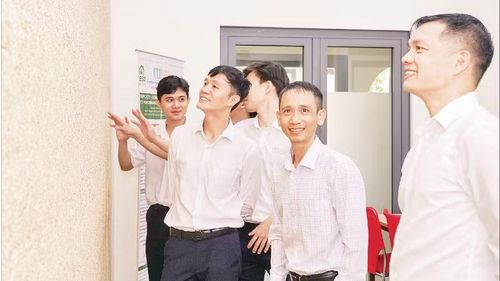 Giảng viên và sinh viên Trường đại học Giao thông vận tải Thành phố Hồ Chí Minh bên bức tường bê-tông gai dầu.