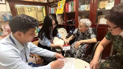 Cán bộ Trung tâm hành chính công số 3 thành phố Hà Nội hỗ trợ người dân thực hiện thủ tục hành chính tại nhà.