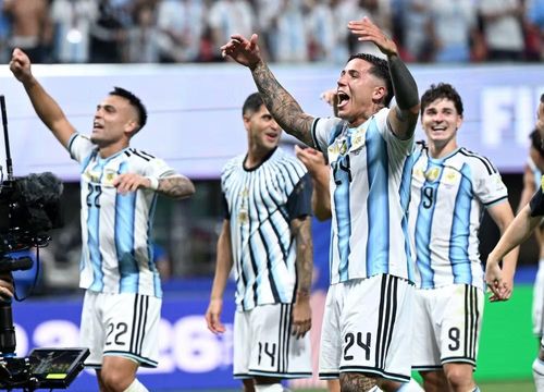 Niềm vui của các cầu thủ Argentina khi có màn lội ngược dòng không thể nào quên trong sự nghiệp. (Ảnh: THX/TTXVN)