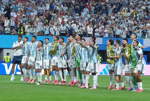 Tập thể Argentina sẽ đi tiếp vào tứ kết gặp Thụy Sĩ. (Ảnh: THX/TTXVN)