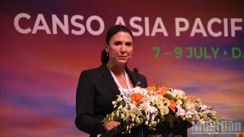 Bà Andrea Sack, Phó Chủ tịch cấp cao phụ trách Hoạt động toàn cầu của CANSO, phát biểu.