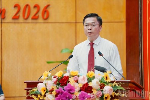 Đồng chí Đinh Hữu Học, Phó Chủ tịch Thường trực Ủy ban nhân dân tỉnh Lạng Sơn trình bày Báo cáo trả lời kiến nghị cử tri.
