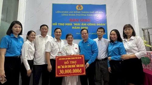 Công đoàn Thủ đô hỗ trợ sửa chữa mái ấm cho chị Nguyễn Thị Thanh Hải.