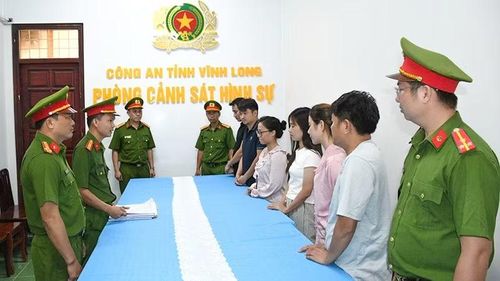 Các đối tượng tại cơ quan công an.