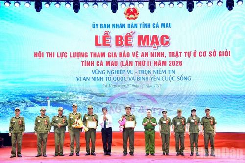 Ban tổ chức Hội thi trao giải Ba cho Cụm thi đua số 1 - phường Hiệp Thành, và Cụm thi đua số 9 - xã Tam Giang.