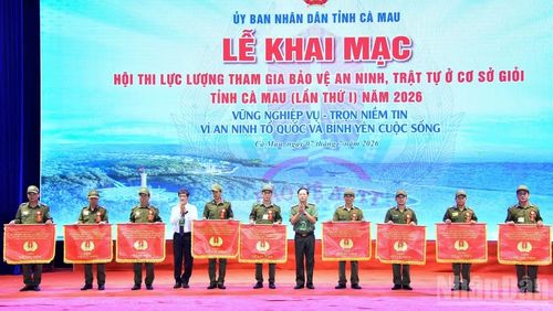 Đại diện 9 Cụm trưởng tham gia Hội thi cấp tỉnh nhận cờ lưu niệm từ Ban tổ chức.