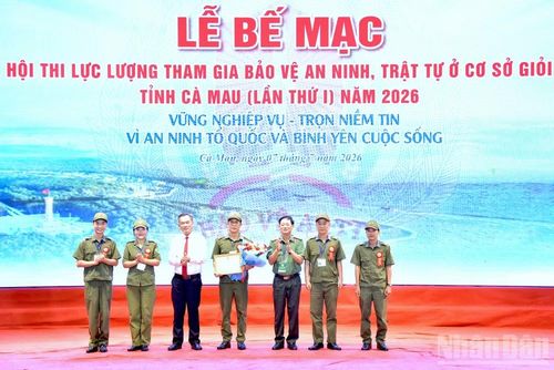 Ban tổ chức Hội thi trao giải Nhì cho Cụm thi đua số 5 - xã Quách Phẩm làm Cụm trưởng.
