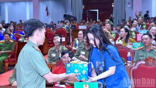 Khán giả đến cổ vũ hội thi tham gia giao lưu, trả lời câu hỏi và nhận quà từ Ban tổ chức.