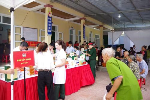 Ngay từ sáng sớm, đông đảo người dân xã Kim Bảng đã có mặt tại Trạm Y tế Thanh Thủy.