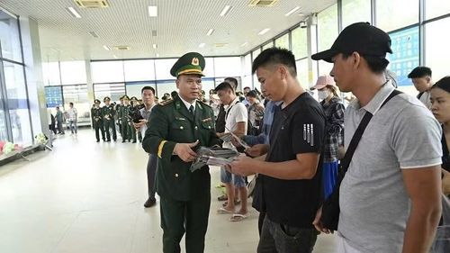 Lãnh đạo Bộ đội Biên phòng tỉnh cùng “Tổ dân vận đối ngoại” phát tờ rơi tuyên truyền pháp luật cho người dân 2 nước Việt Nam và Trung Quốc xuất nhập cảnh qua Cửa khẩu quốc tế Móng Cái.