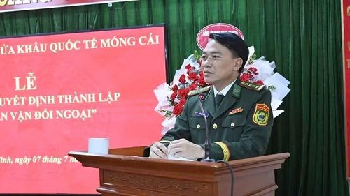 Đại tá Vũ Văn Hưng, Phó Chính ủy Bộ Chỉ huy Quân sự tỉnh, Chính ủy Ban Chỉ huy Bộ đội Biên phòng tỉnh Quảng Ninh phát biểu chỉ đạo tại Lễ công bố ra mắt mô hình “Tổ dân vận đối ngoại”.