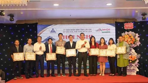 Khen thưởng các tập thể, cá nhân có nhiều đóng góp cho du lịch Lào Cai.
