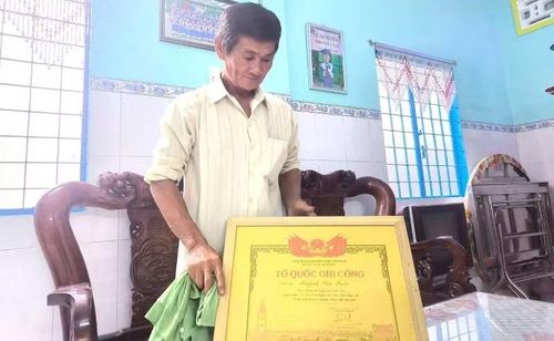 Bằng "Tổ quốc ghi công", tên của liệt sĩ mới được ghi đúng theo nguyện vọng của gia đình