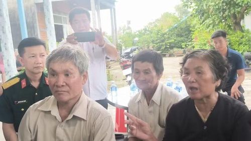Bà Huỳnh Thị Lê (72 tuổi), em ruột liệt sĩ Huỳnh Văn Quên, ông Huỳnh Văn Mười và người thân liệt sĩ Huỳnh Văn Quên
