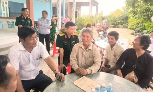 Lãnh đạo xã xã Vàm Cỏ, tỉnh Tây Ninh thăm hỏi gia đình liệt sĩ Huỳnh Văn Quên