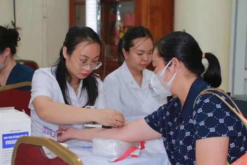 Trong khuôn khổ khám sức khỏe, người dân được thực hiện đầy đủ các hạng mục theo kế hoạch như: khám nội, ngoại, tai mũi họng, răng hàm mặt, mắt, … và làm các xét nghiệm tổng quát, chụp X-quang tim phổi.
