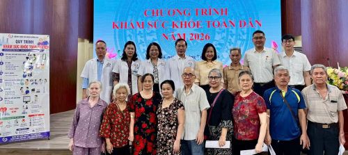 Lãnh đạo Phường Kim Liên, Trạm Y tế và lãnh đạo bệnh viện chụp ảnh lưu niệm với người dân đến khám sức khỏe.