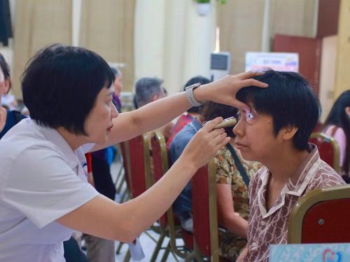 Trong khuôn khổ khám sức khỏe, người dân được thực hiện đầy đủ các hạng mục theo kế hoạch như: khám nội, ngoại, tai mũi họng, răng hàm mặt, mắt, … và làm các xét nghiệm tổng quát, chụp X-quang tim phổi.