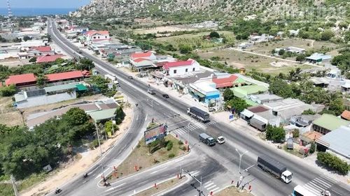 Tuyến kết nối cao tốc với Quốc lộ 1 và cảng biển Cà Ná được đầu tư theo hướng hiện đại, thân thiện với môi trường, đáp ứng yêu cầu phát triển kinh tế biển tỉnh Khánh Hòa trong giai đoạn mới.