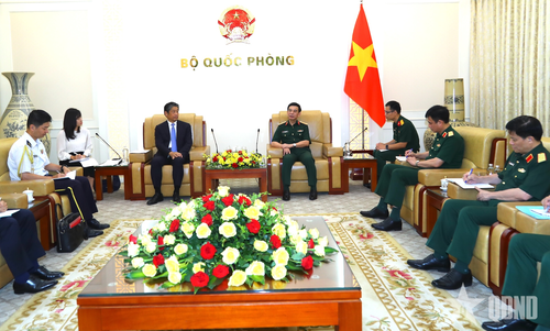 Đại tướng Phan Văn Giang trao đổi với Đại sứ Ito Naoki tại buổi tiếp.