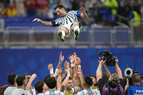 Các đồng đội tung Messi lên sau trận đấu. Ảnh: AP 