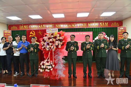  Lãnh đạo Ban chỉ huy Bộ đội Biên phòng tỉnh Quảng Ninh tặng hoa chúc mừng mô hình.
