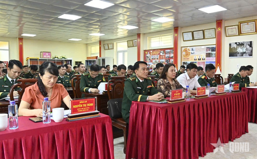  Các đại biểu dự buổi lễ ra mắt mô hình.