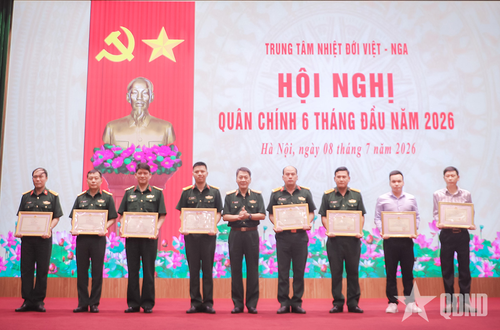 Trao thưởng các tập thể, cá nhân có thành tích xuất sắc trong thực hiện nhiệm vụ. 