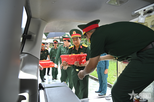  Tổ công tác vận chuyển mẫu sinh phẩm lên xe chuyên dụng đến Cảng hàng không Quốc tế Cần Thơ để chuyển ra Hà Nội. 
