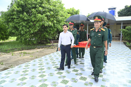  Thủ trưởng Bộ CHQS tỉnh Cà Mau và lãnh đạo xã Trần Văn Thời cùng chiến sĩ di chuyển các mẫu sinh phẩm hài cốt liệt sĩ đi giám định ADN ra xe chuyên dụng. 