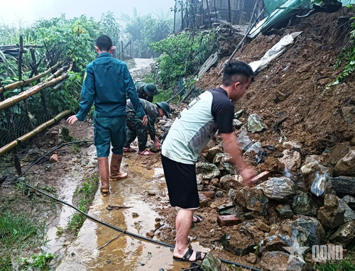 Bên cạnh nhiệm vụ lắp đặt hệ thống điện mặt trời, cán bộ, chiến sĩ Bộ CHQS tỉnh Lai Châu còn tích cực hỗ trợ người dân khắc phục hậu quả sạt lở do mưa lũ trên địa bàn.