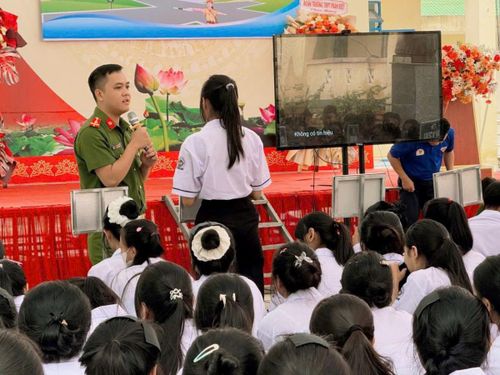 Thượng úy Phan Ngọc Phú tuyên truyền pháp luật tại trường học.