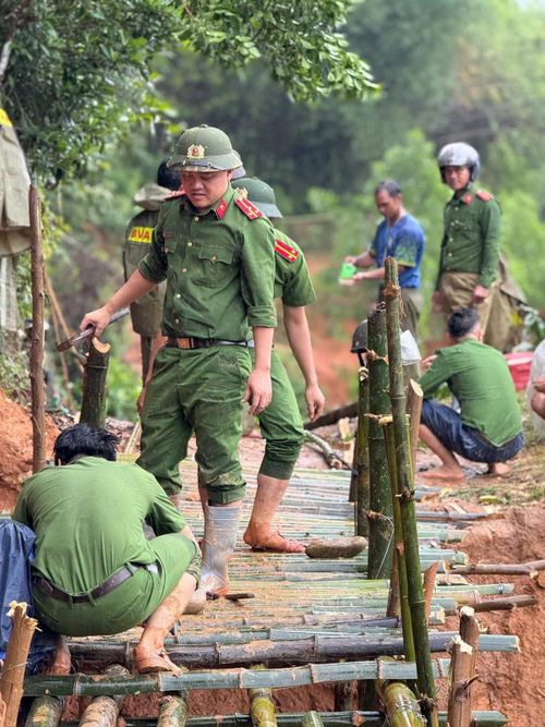 Thượng úy Phan Ngọc Phú cùng cán bộ, chiến sĩ đơn vị giúp dân làm cầu tre tạm để không bị cô lập trong mùa mưa lũ.