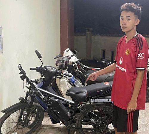 Đối tượng Tú bị bắt giữ cùng số tang vật trộm cắp.