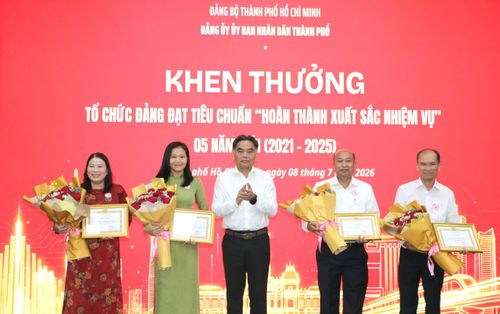  Đồng chí Nguyễn Lộc Hà trao khen thưởng đến các tập thể 