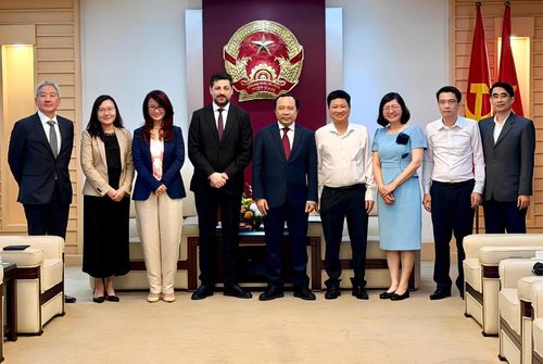  Bộ trưởng Bộ KH-CN Vũ Hải Quân, ông Maroun Kairouz cùng các đại biểu tại buổi làm việc. Ảnh: MSTT 