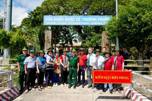 Đoàn đến thăm Đồn Biên phòng Cửa khẩu quốc tế Thường Phước. Ảnh: THÚY BÌNH