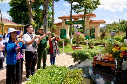 Phó Trưởng ban Thường trực Ban Tuyên giáo và Dân vận Thành ủy TPHCM Lê Văn Minh dâng hương tại Bia tưởng niệm 8 cán bộ, chiến sĩ Đồn Biên phòng hy sinh trong chiến tranh bảo vệ biên giới Tây Nam. Ảnh: THÚY BÌNH