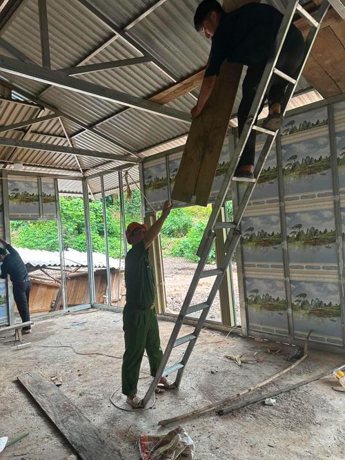  Lực lượng chức năng ở xã Nậm Tăm (tỉnh Lai Châu) hỗ trợ người dân gia cố nhà ở sau trận mưa lớn ngày 6-7. Ảnh: Công an xã Nậm Tăm cung cấp 