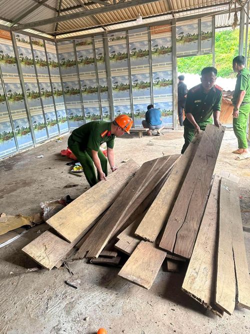  Lực lượng chức năng ở xã Nậm Tăm (tỉnh Lai Châu) hỗ trợ người dân gia cố nhà ở sau trận mưa lớn ngày 6-7. Ảnh: Công an xã Nậm Tăm cung cấp 
