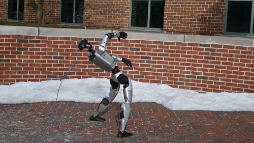 Những video ghi lại cảnh robot hình người Trung Quốc ngã sấp mặt khi chạy, mất thăng bằng lúc đá bóng hay loạng choạng trên địa hình phức tạp thường xuyên thu hút hàng triệu lượt xem, khiến nhiều người cho rằng công nghệ robot của nước này vẫn còn rất non trẻ, tuy nhiên các chuyên gia quốc tế nhận định đây chỉ là một phần rất nhỏ của bức tranh khi điều đáng chú ý hơn là Trung Quốc đang âm thầm xây dựng năng lực sản xuất robot ở quy mô chưa từng có và có thể tạo ra lợi thế tương tự như những gì từng diễn ra với ngành xe điện trong thập kỷ qua.